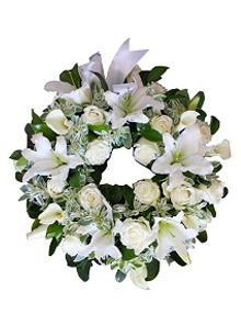 Coroana funerara rotunda din trandafiri albi