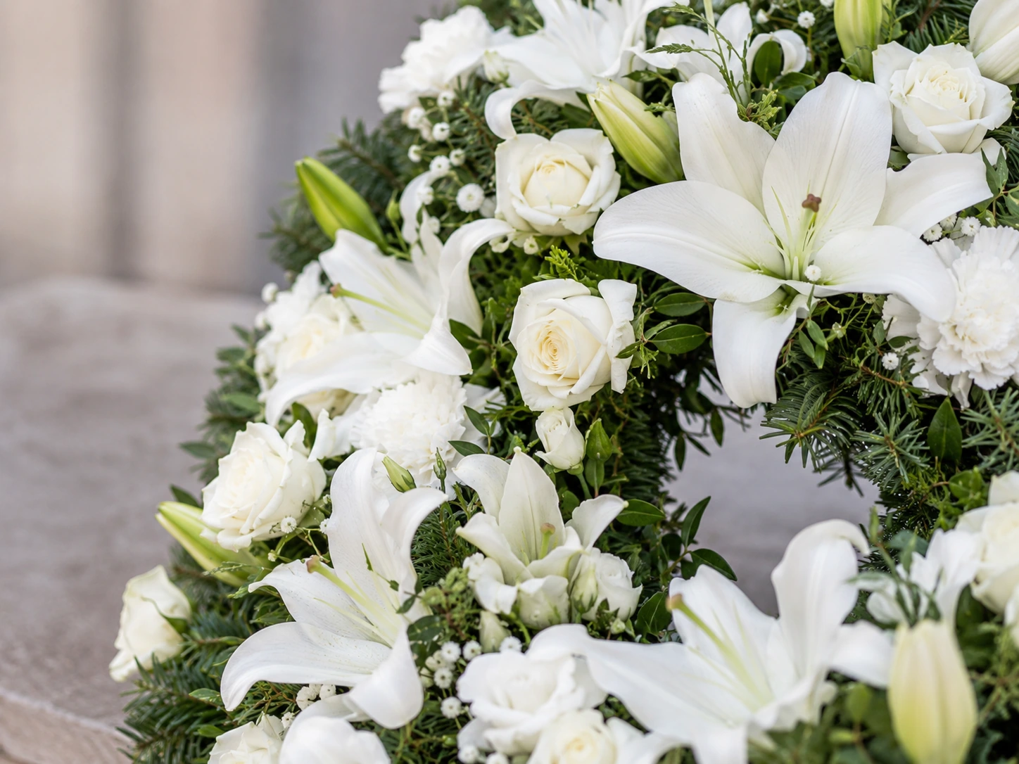 coroane funerare albe cu crini și trandafiri