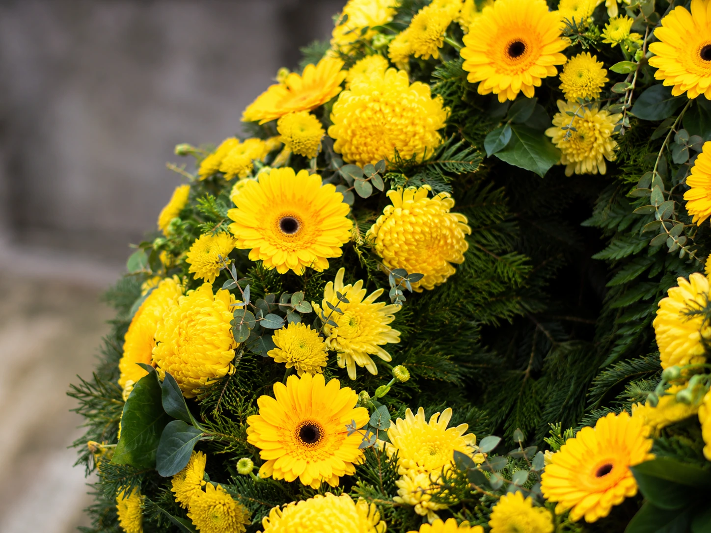 coroane funerare galbene cu crizanteme și gerbera