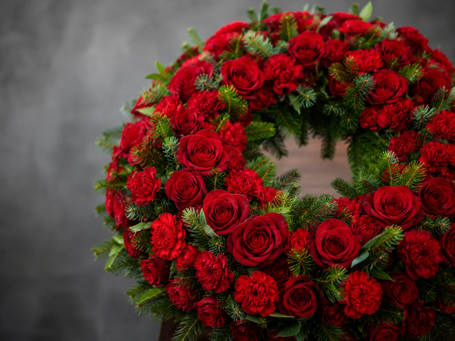 coroane funerare roșii cu trandafiri și garoafe