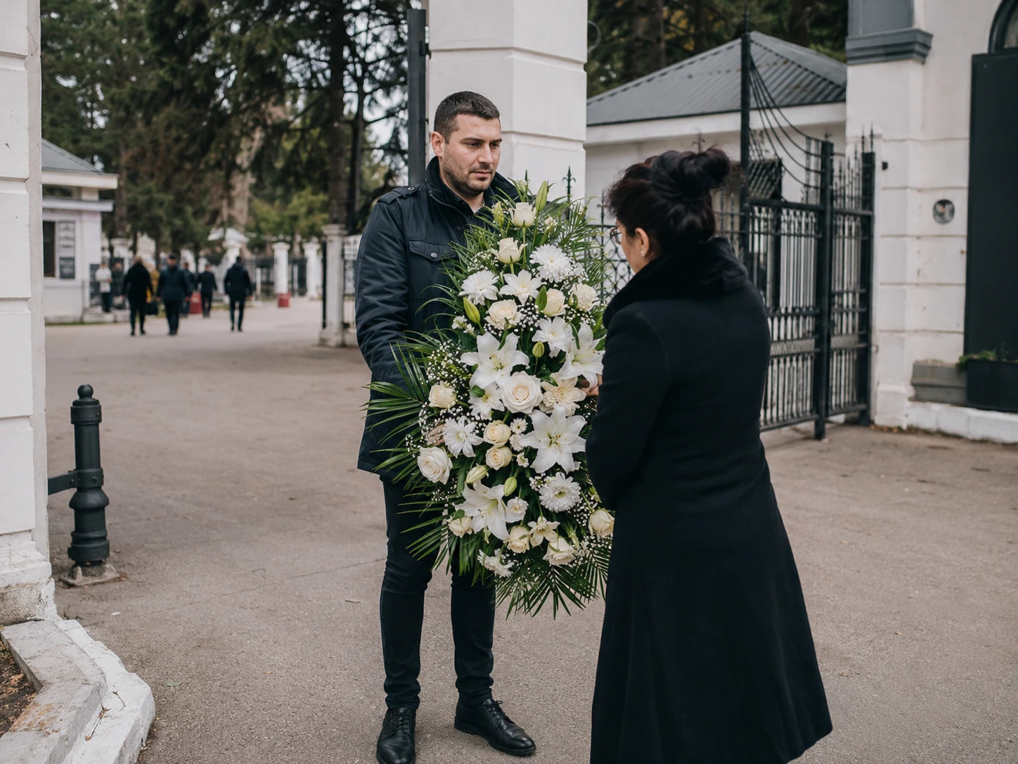 coroană funerară pregătită pentru livrare la Cimitirul Ghencea
