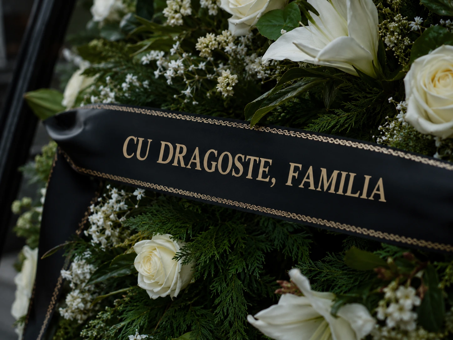 panglică funerară din partea familiei
