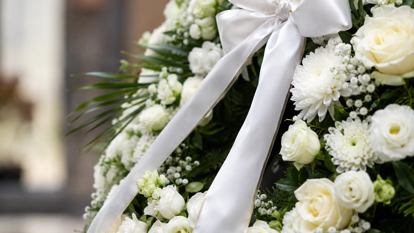 detaliu panglică și flori la coroană funerară
