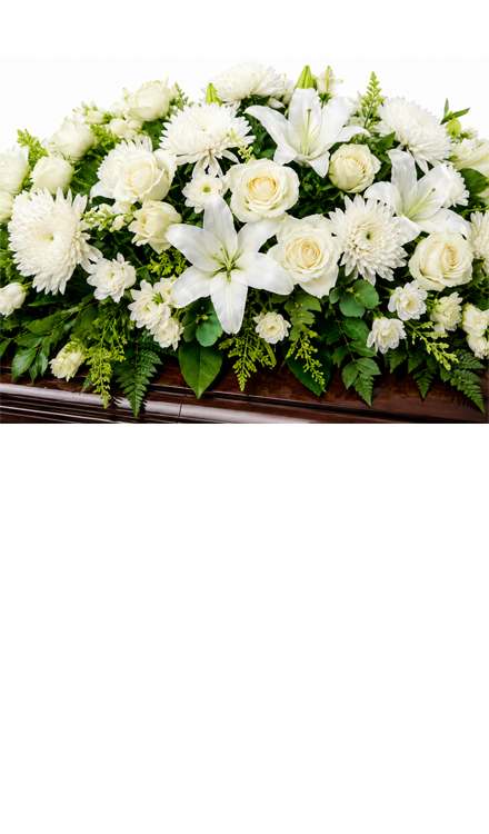 Aranjament funerar pentru sicriu din crini albi, trandafiri albi și crizanteme albe - unghi de prezentare
