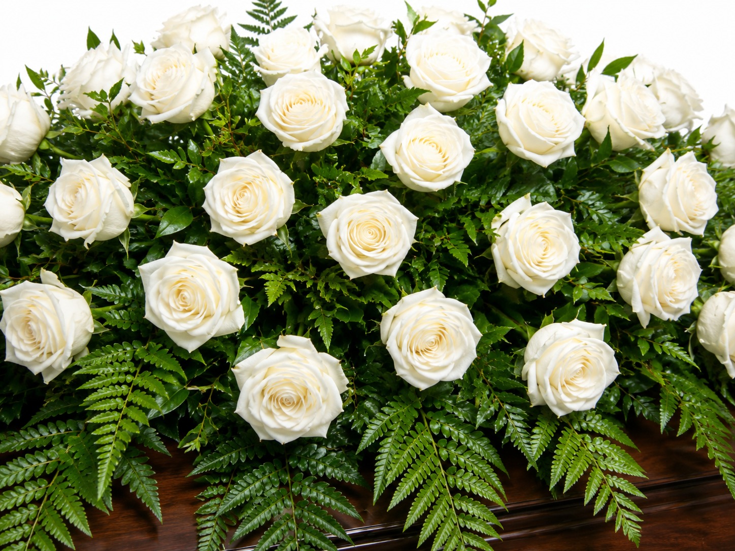Aranjament funerar pentru sicriu din trandafiri albi - close-up
