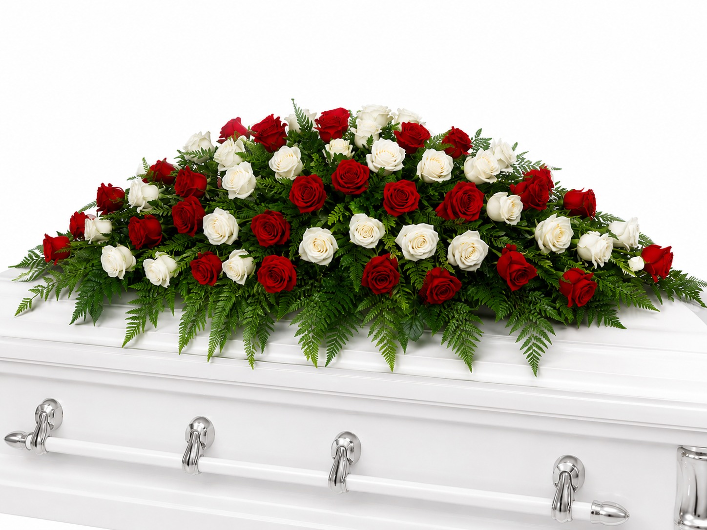 Aranjament funerar pentru sicriu din trandafiri albi și roșii - vedere pe sicriu alb