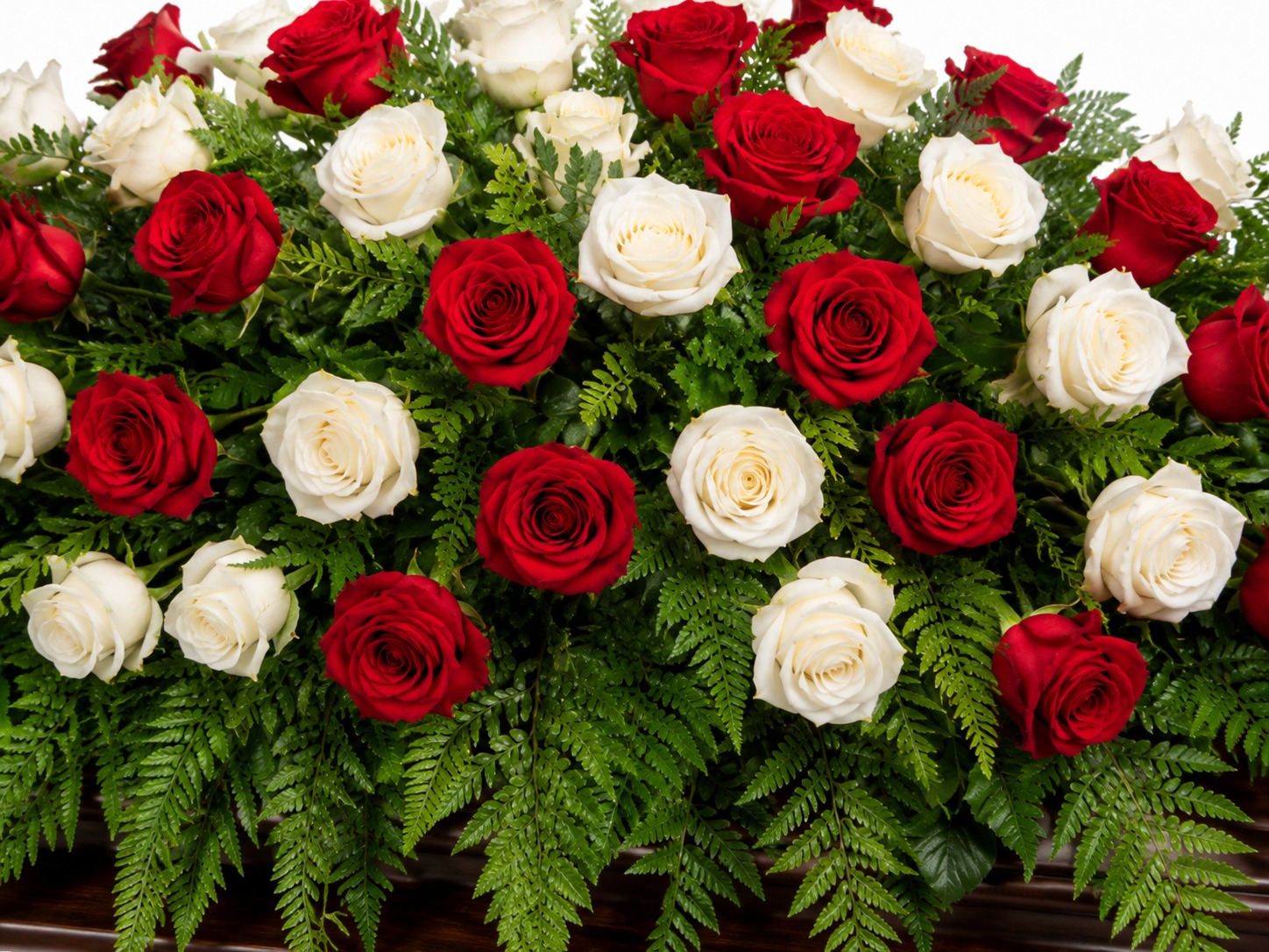Aranjament funerar pentru sicriu din trandafiri albi și roșii - close-up